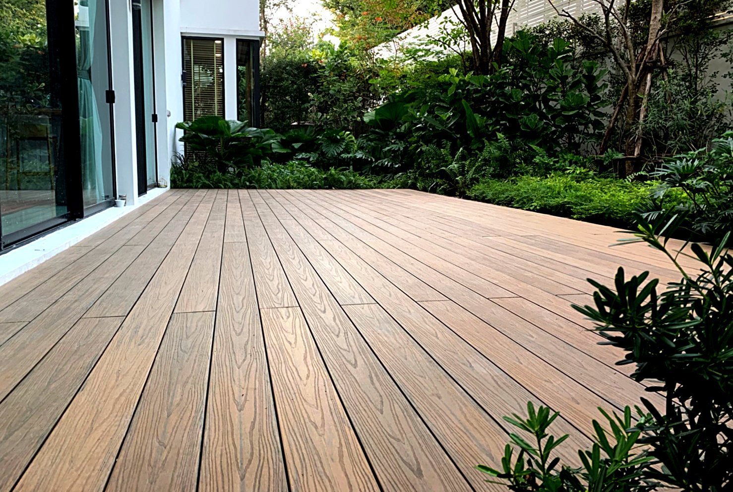พื้นไม้เทียม WPC SCi Wood รุ่น DK21-L6 EU ปูเต็มพื้นที่ระเบียงบ้าน