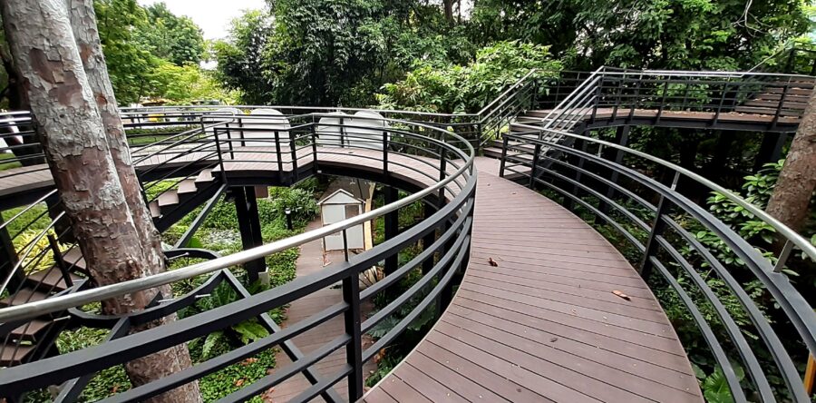 พื้นไม้เทียมภายนอก ออกแบบทางเดินกลางสวนให้น่าเดิน