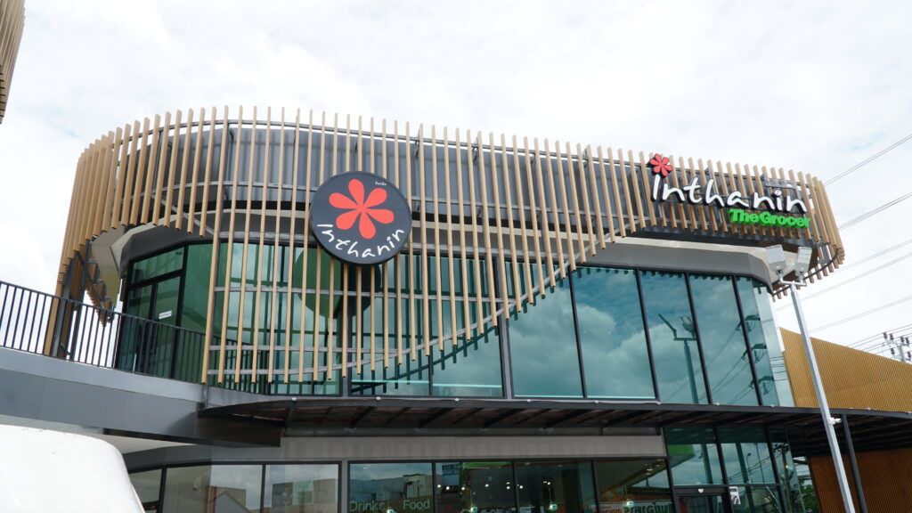 ระแนงไม้ภายนอกออกแบบให้ป้ายร้านมองเห็นชัดเจนบนฟาซาดอาคาร