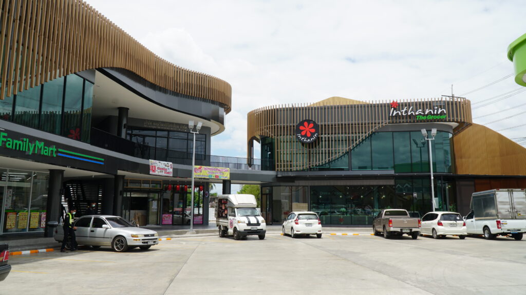 ระแนงไม้ภายนอกสร้างเอกลักษณ์ให้อาคารพาณิชย์หลายร้านในพื้นที่เดียวกัน