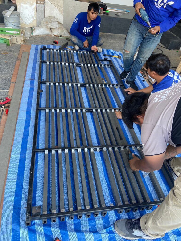 ระยะห่างและแนวของระแนงไม้ที่ยึดกับโครงโลหะก่อนนำขึ้นติดตั้งจริง