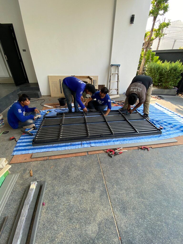ช่างตรวจสอบแนวและระยะห่างของระแนงไม้ระหว่างประกอบเข้ากับโครง