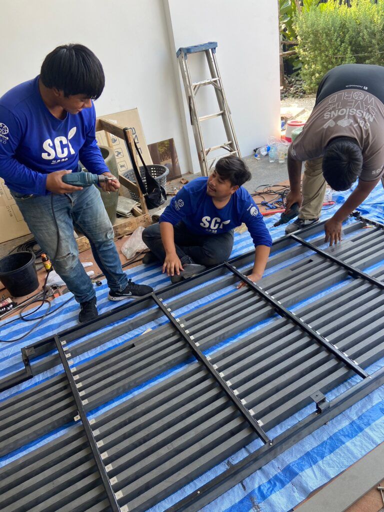 ทีมช่างยกแผงระแนงไม้ LFP-S1 SD ขึ้นติดตั้ง พร้อมตรวจสอบระดับและแนวดิ่งหน้างานจริง