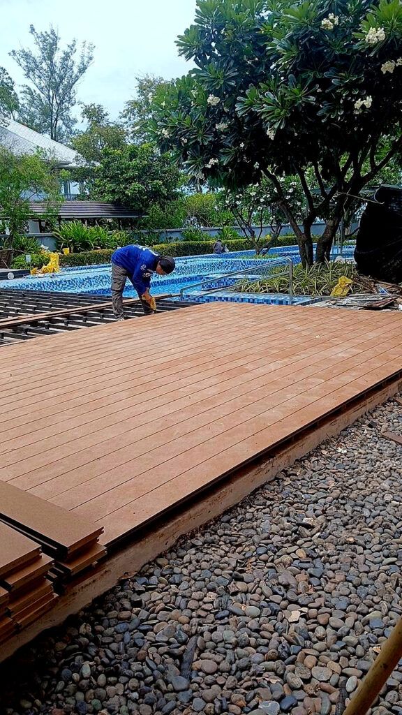 ปูไม้พื้นภายนอกชนิดตัน DKP-M6 รอบสระ