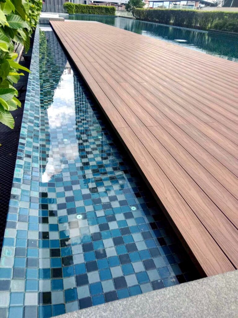 รายละเอียดรอยต่อพื้นไม้ DK23-MM6 EU ชนกับกระเบื้องโมเสกขอบสระ