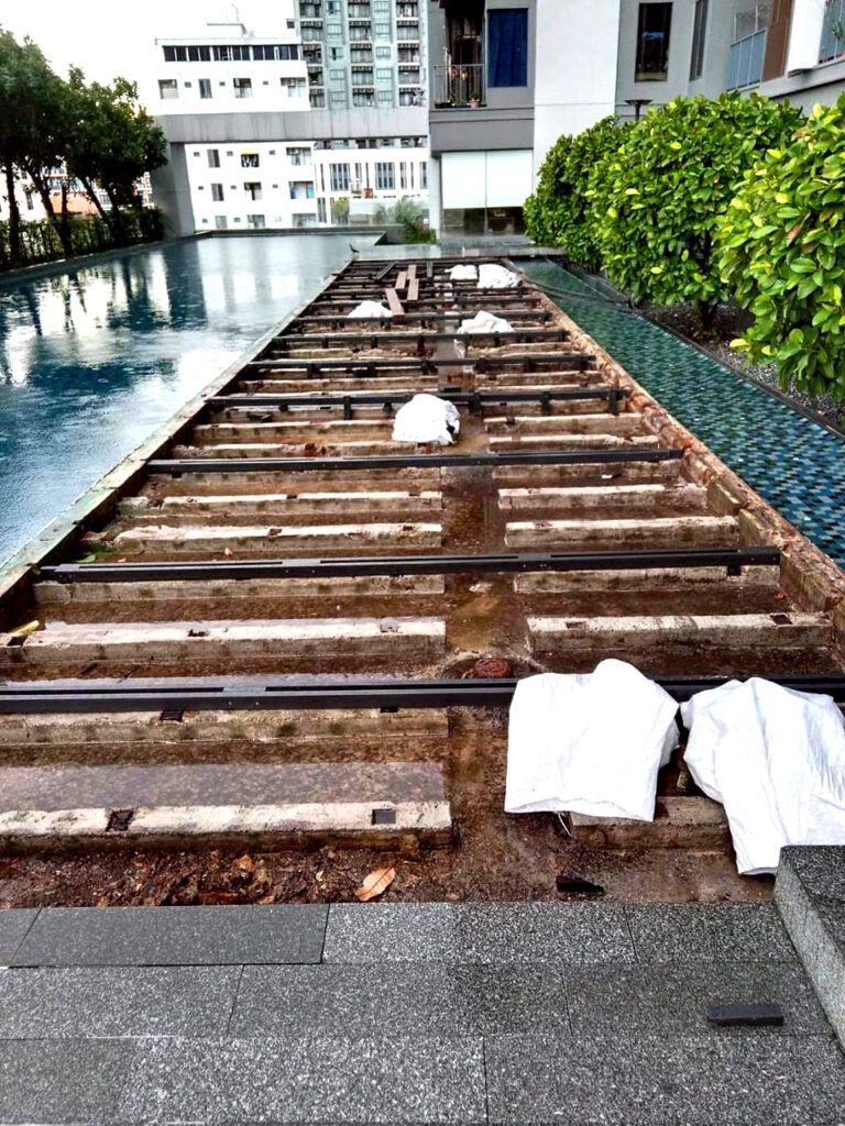 พื้นที่หน้างานระหว่างเคลียร์ฐานคอนกรีตก่อนวางโครงใหม่