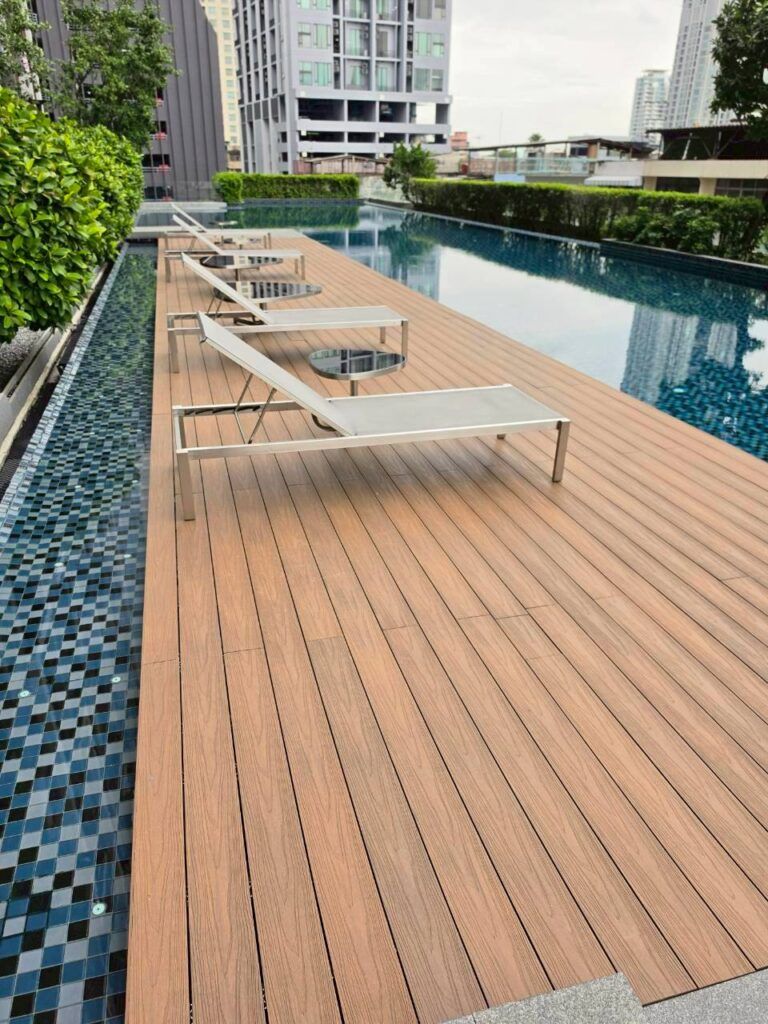 พื้นไม้สังเคราะห์ SCi Wood DK23-MM6 EU รอบสระว่ายน้ำหลังรีโนเวท