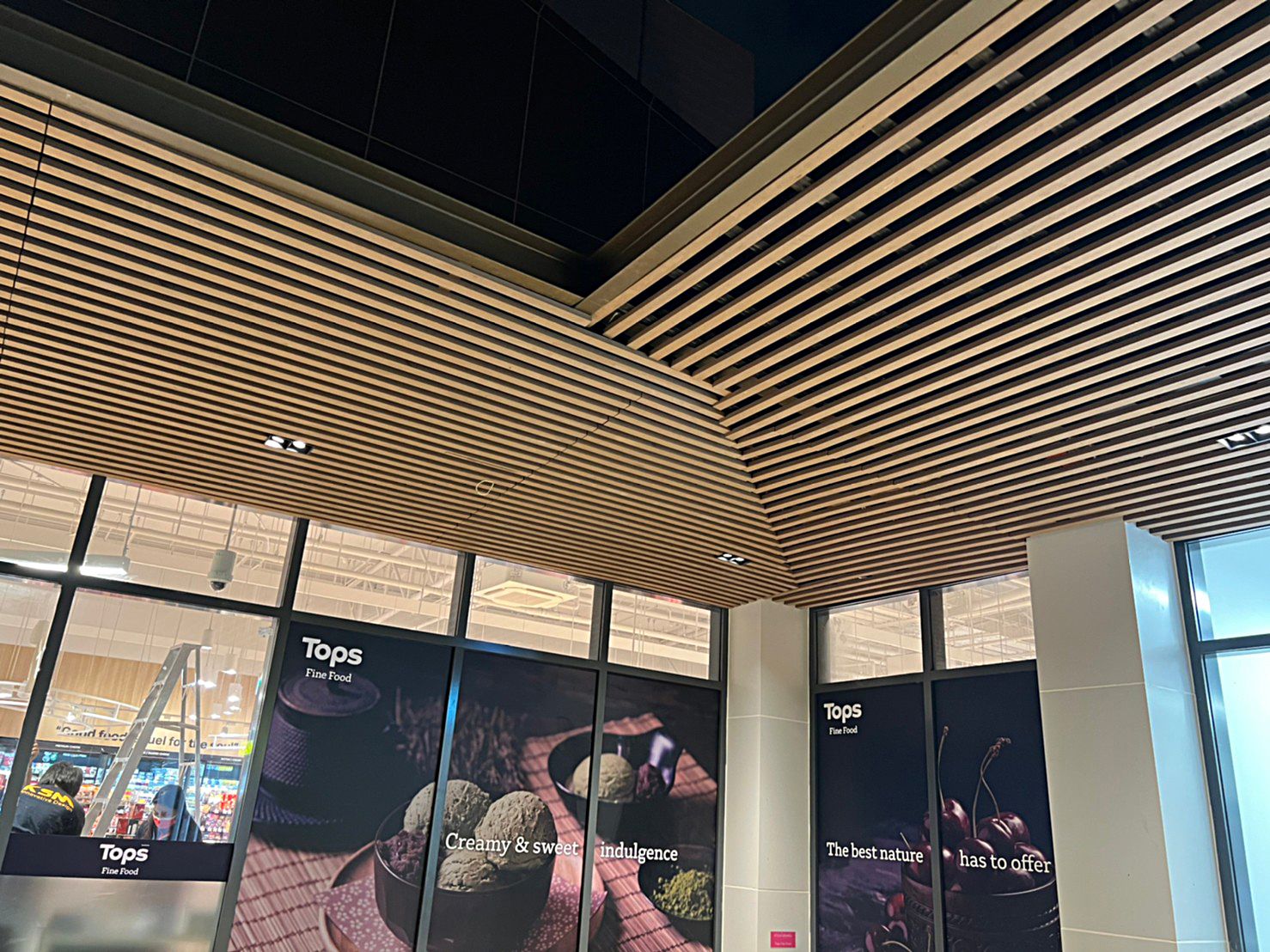 interior-slat-ceiling-lighting-05 ฝ้าระแนงโทนไม้ภายในอาคารมีโคมไฟฝังเป็นจังหวะ