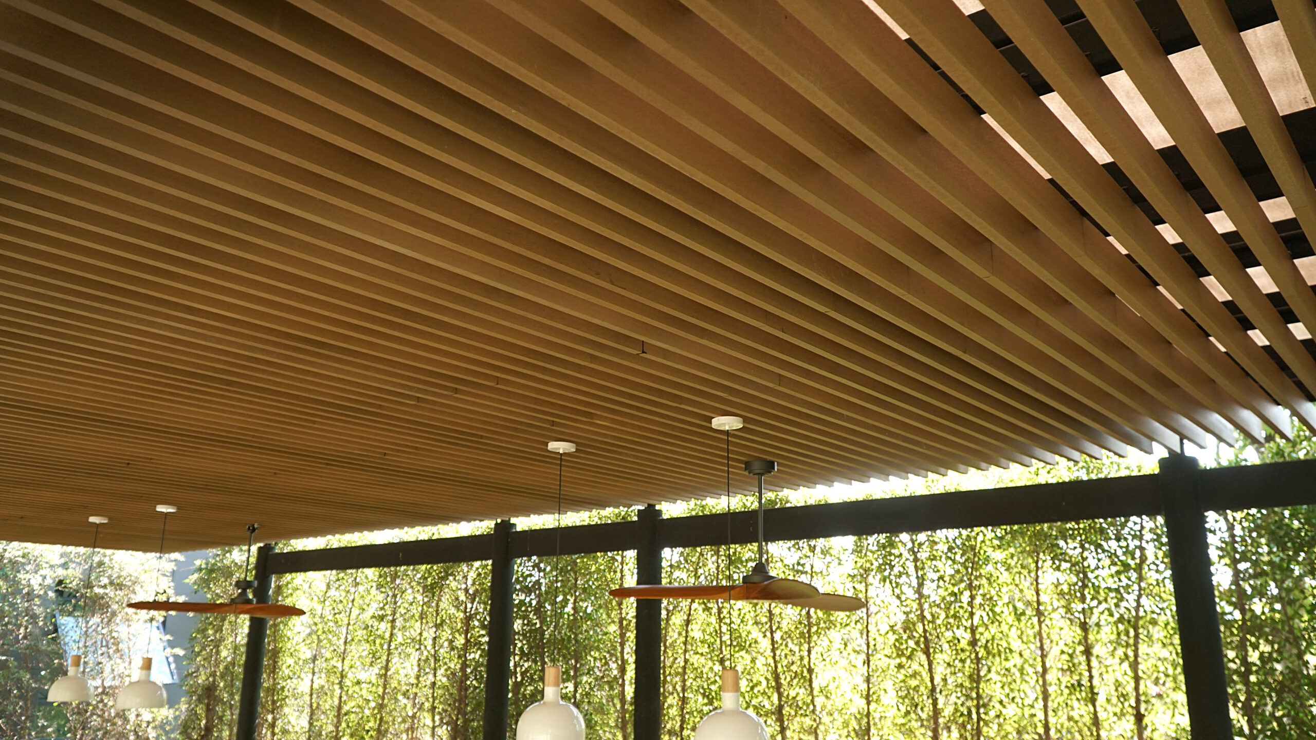 outdoor-slat-ceiling-pavilion-02 ฝ้าระแนงโทนไม้ใต้หลังคาศาลาเปิดโล่งท่ามกลางต้นไม้