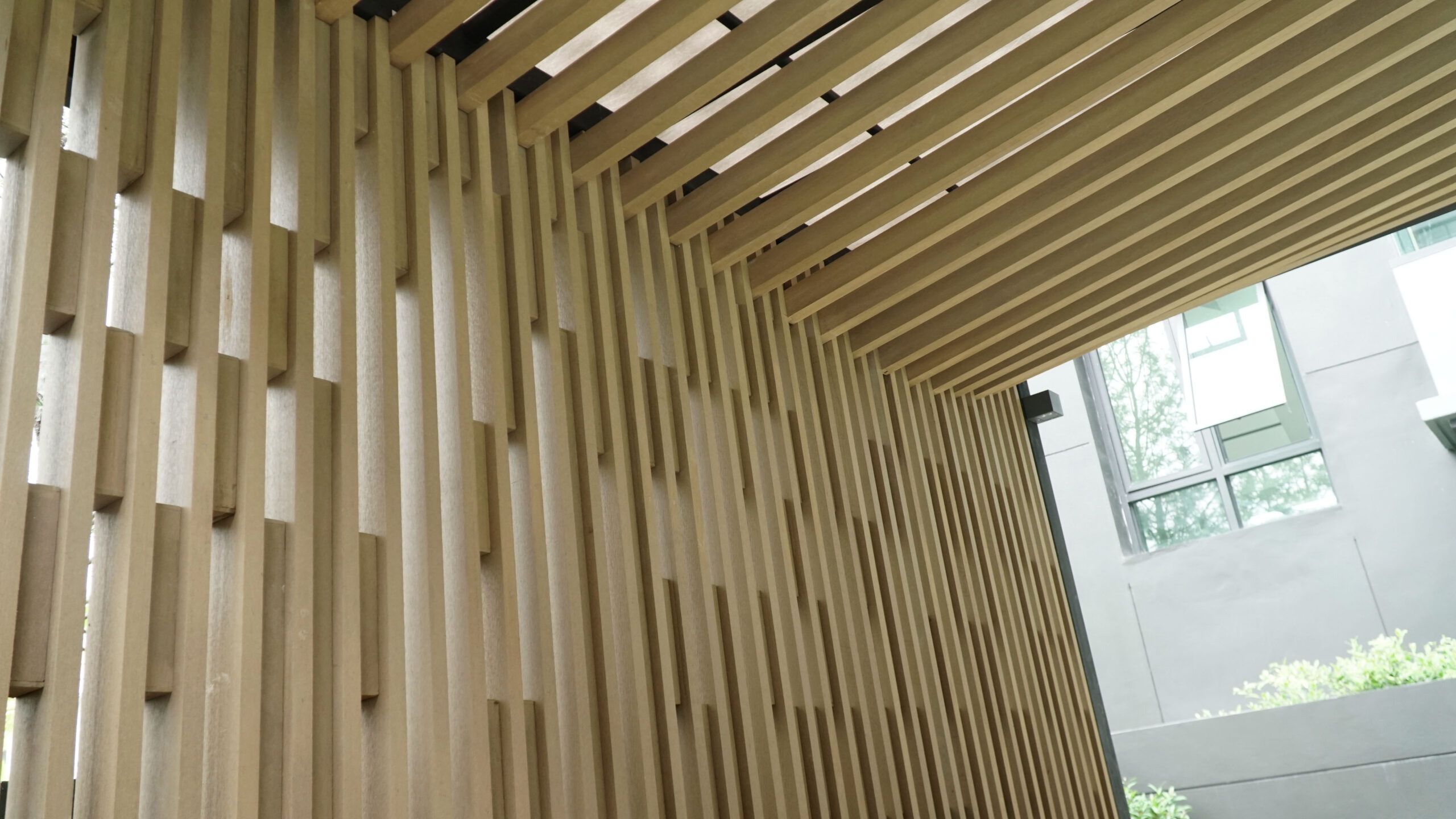 vertical-slat-ceiling-transition-01 ระแนงสีอ่อนต่อจากผนังขึ้นสู่ฝ้าเกิดมุมต่อเนื่อง
