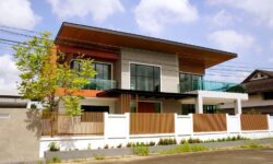 ระแนงบังแดดหน้าบ้าน ออกแบบอย่างไรให้โปร่ง เป็นส่วนตัว และน่าอยู่