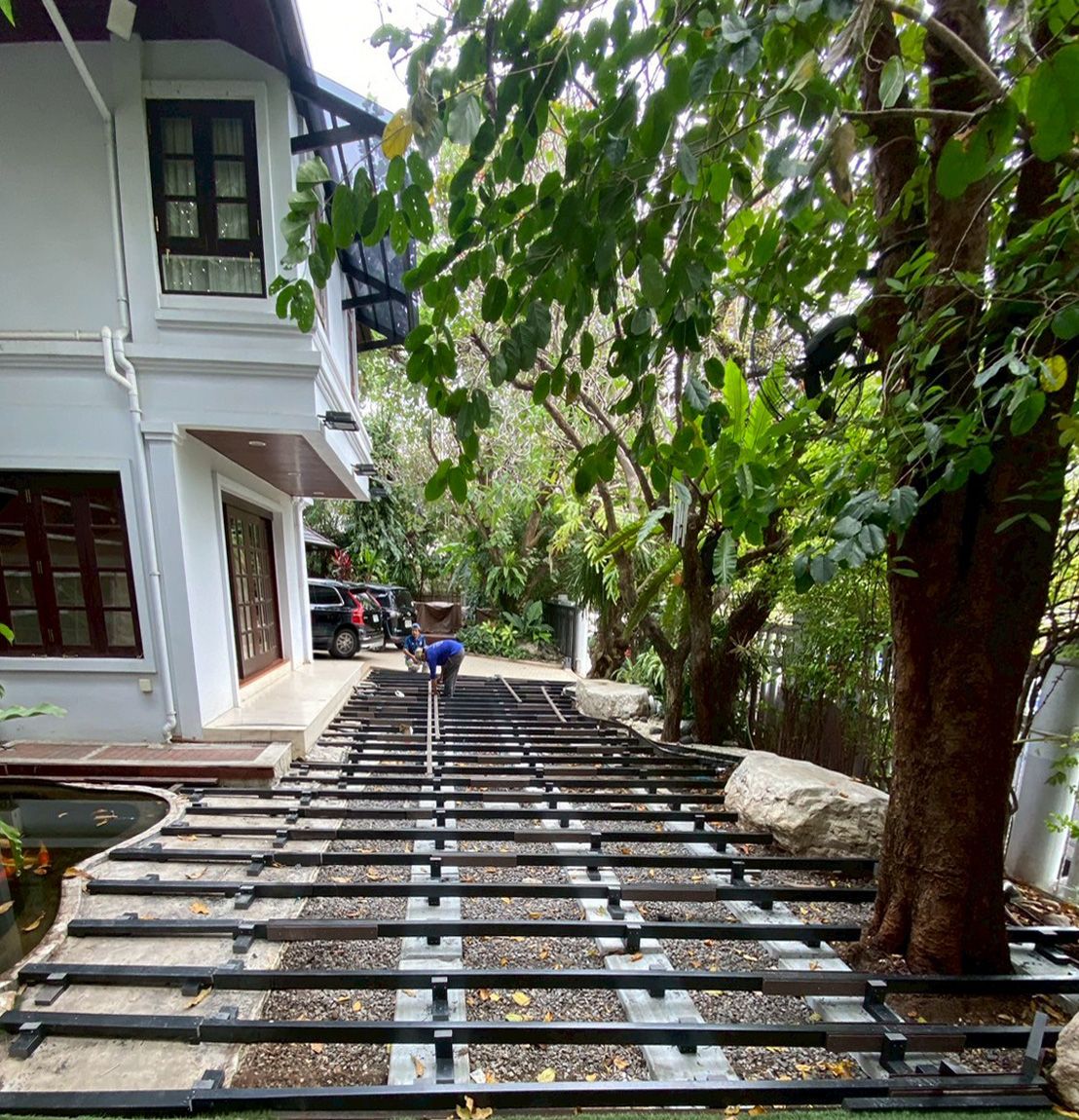 โครงไม้ตัน SLP-50 รองรับพื้นใหม่ข้างบ้าน วางแนวรอบบ่อปลาและต้นไม้เดิม