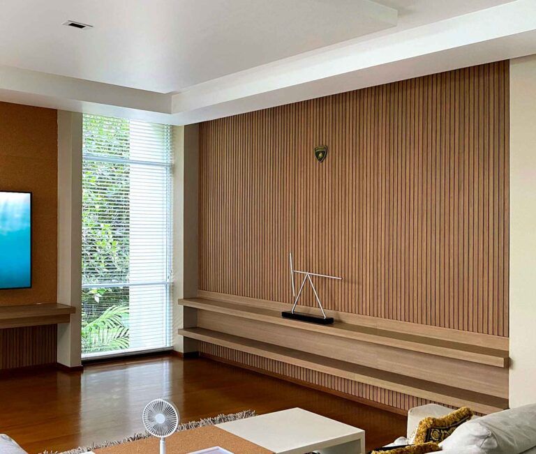 ผนังไม้ตกแต่งภายในห้องนั่งเล่น