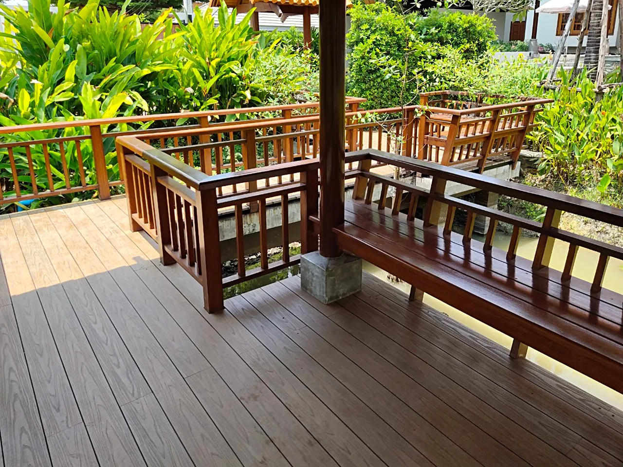 พื้นไม้ภายในศาลาพร้อมราวและม้านั่งโดยรอบ รุ่น DK21-L6 EU