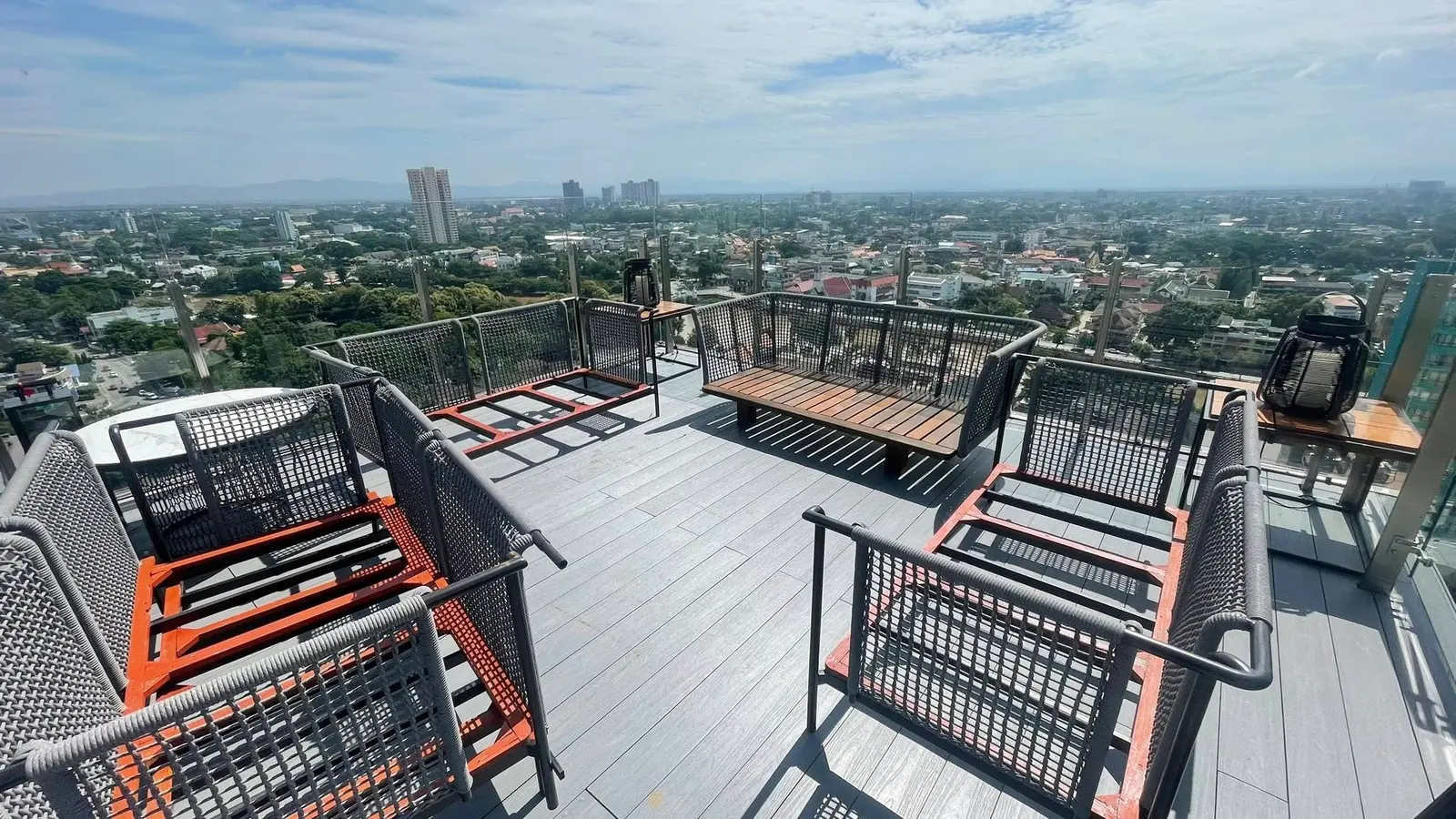 ภาพรวมลานดาดฟ้าพร้อมพื้นและราวกันตกกระจก รุ่น DK23-MM6 EU