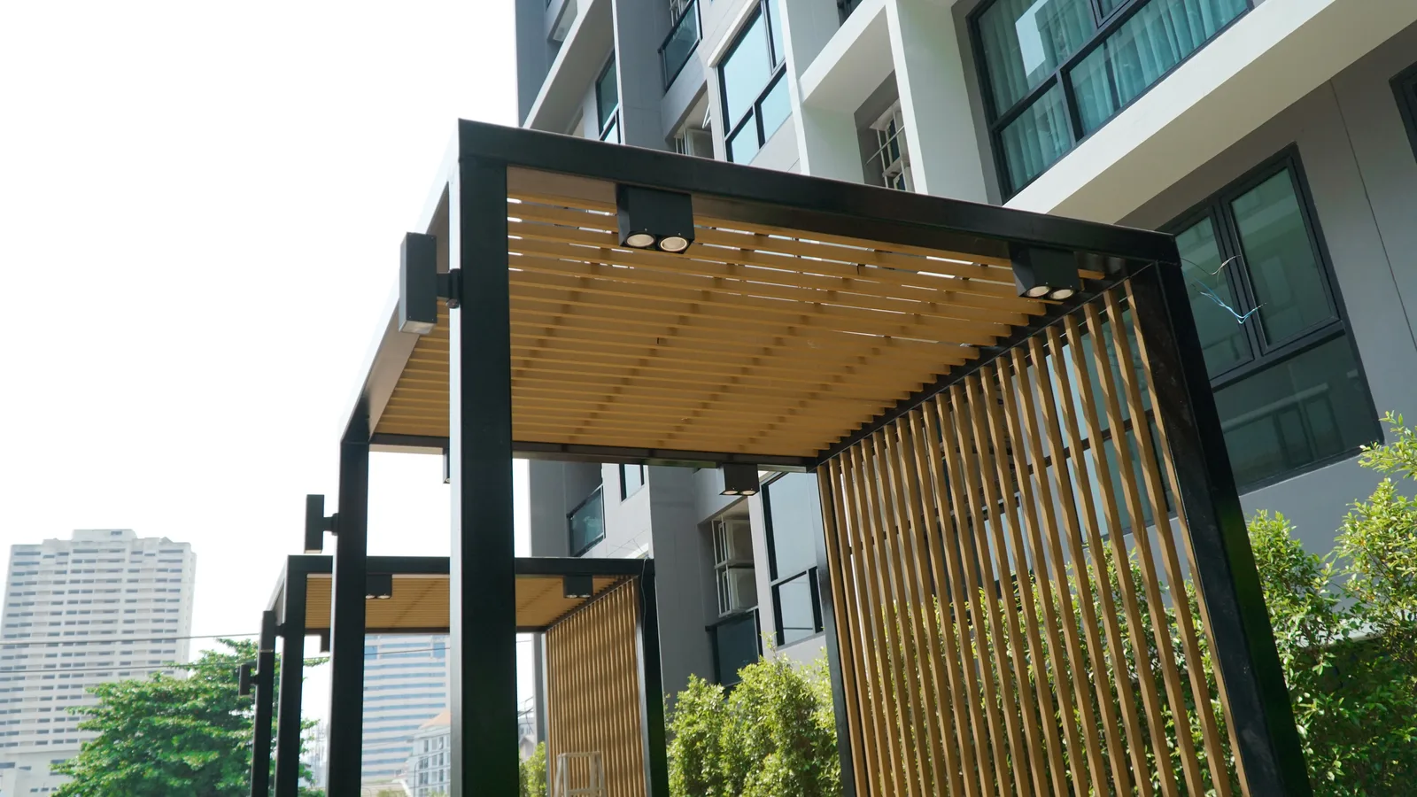 ซุ้มระแนงไม้พร้อมโครงสีดำหน้าอาคาร รุ่น LFD-S2