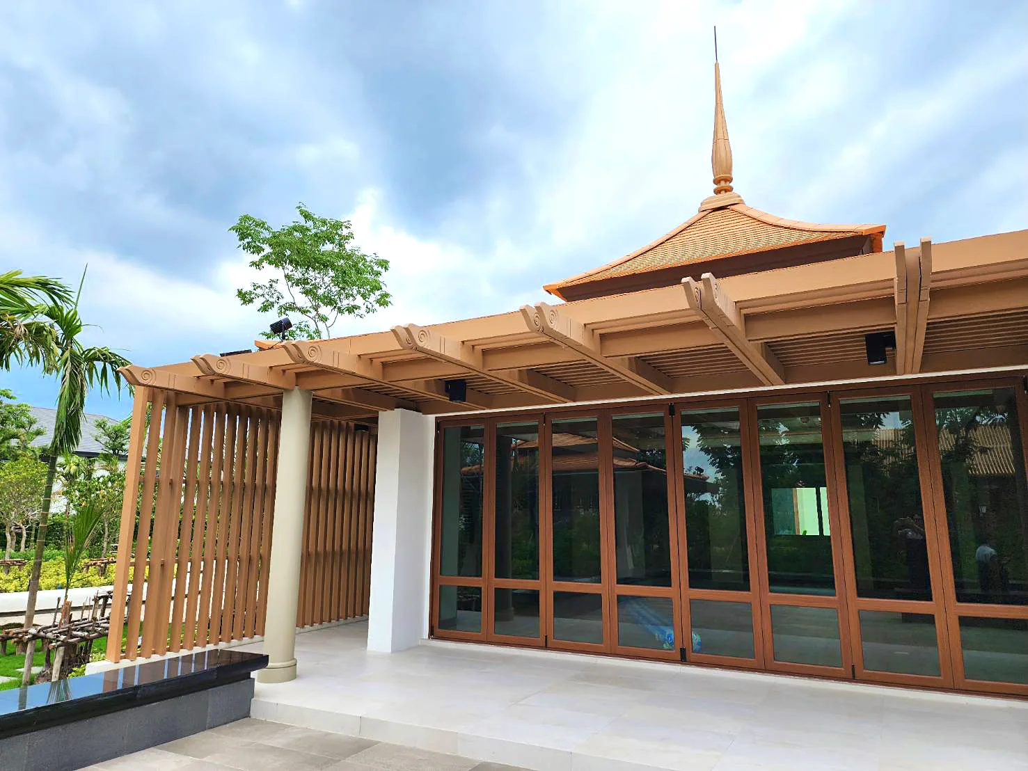 ระแนงไม้และโครงหลังคาบริเวณหน้าอาคาร รุ่น LFD2-S6