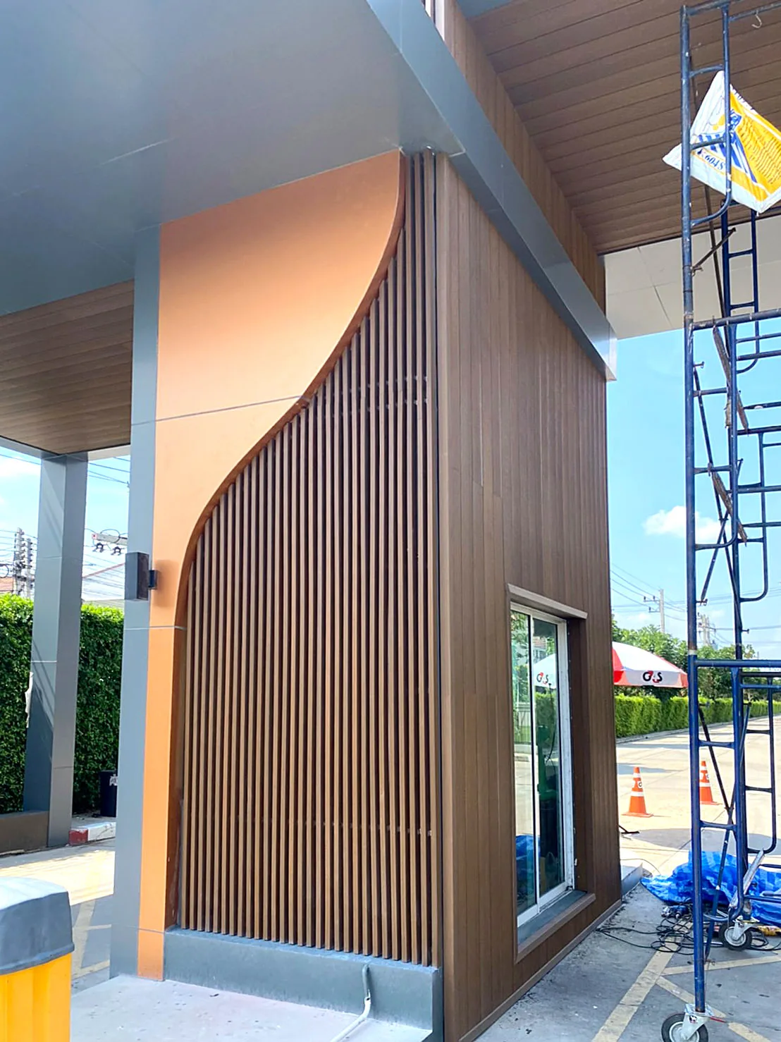 ระแนงไม้แนวตั้งรอบเสาภายในพื้นที่อาคาร รุ่น LCP-S2 EU