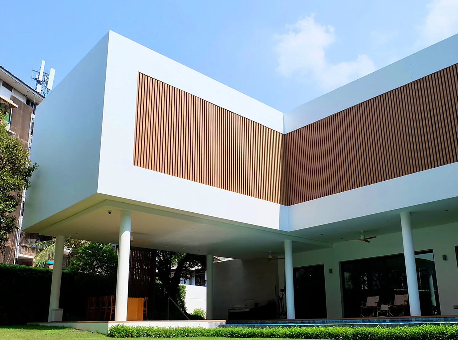 ระแนงไม้แนวตั้งกรุผนังชั้นบนของบ้าน รุ่น LFD2-S2